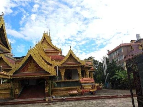 曼弄枫村佛寺