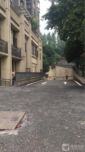 隆鑫鸿府停车场(出入口)