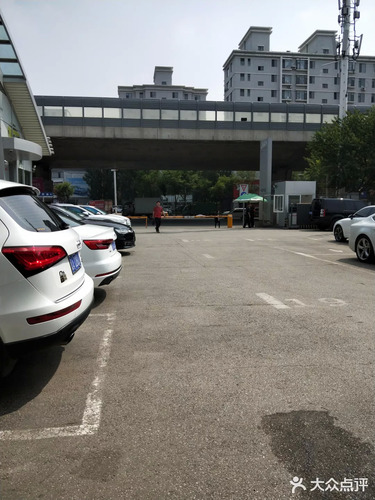 辽宁奥通汽车销售服务有限公司停车场的第1张图片的图片资料