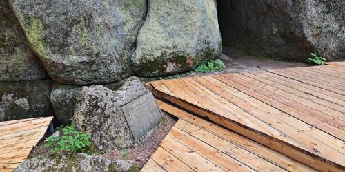 汤旺河林海奇石风景区-构造岩洞