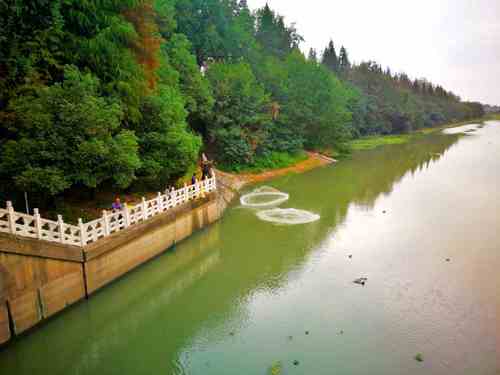 湖北潜江贺龙红军闸纪念碑