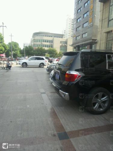 丹凤朝阳妇产医院产科楼停车场