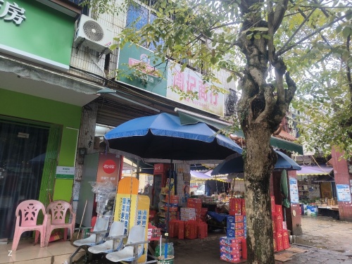 周记商行(黄竹镇人民代表大会东北)