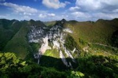 穿洞天坑