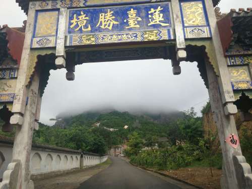 莲花台土雕群风景区