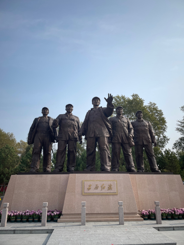 五面红旗雕塑