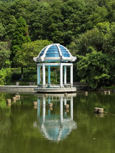 鹤岭泉公园湖北侧凉亭