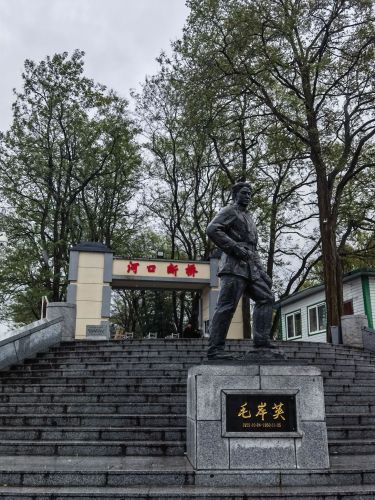毛岸英雕像