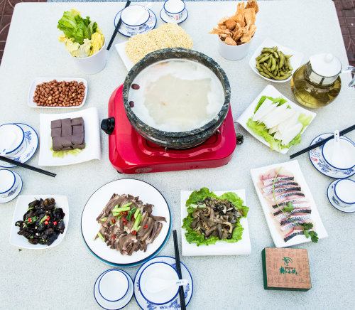 墨脱石锅椰子鸡•东山羊
