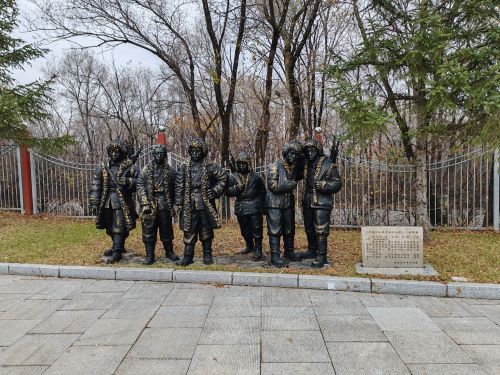 抗联将士夜袭敌人归来人物群雕