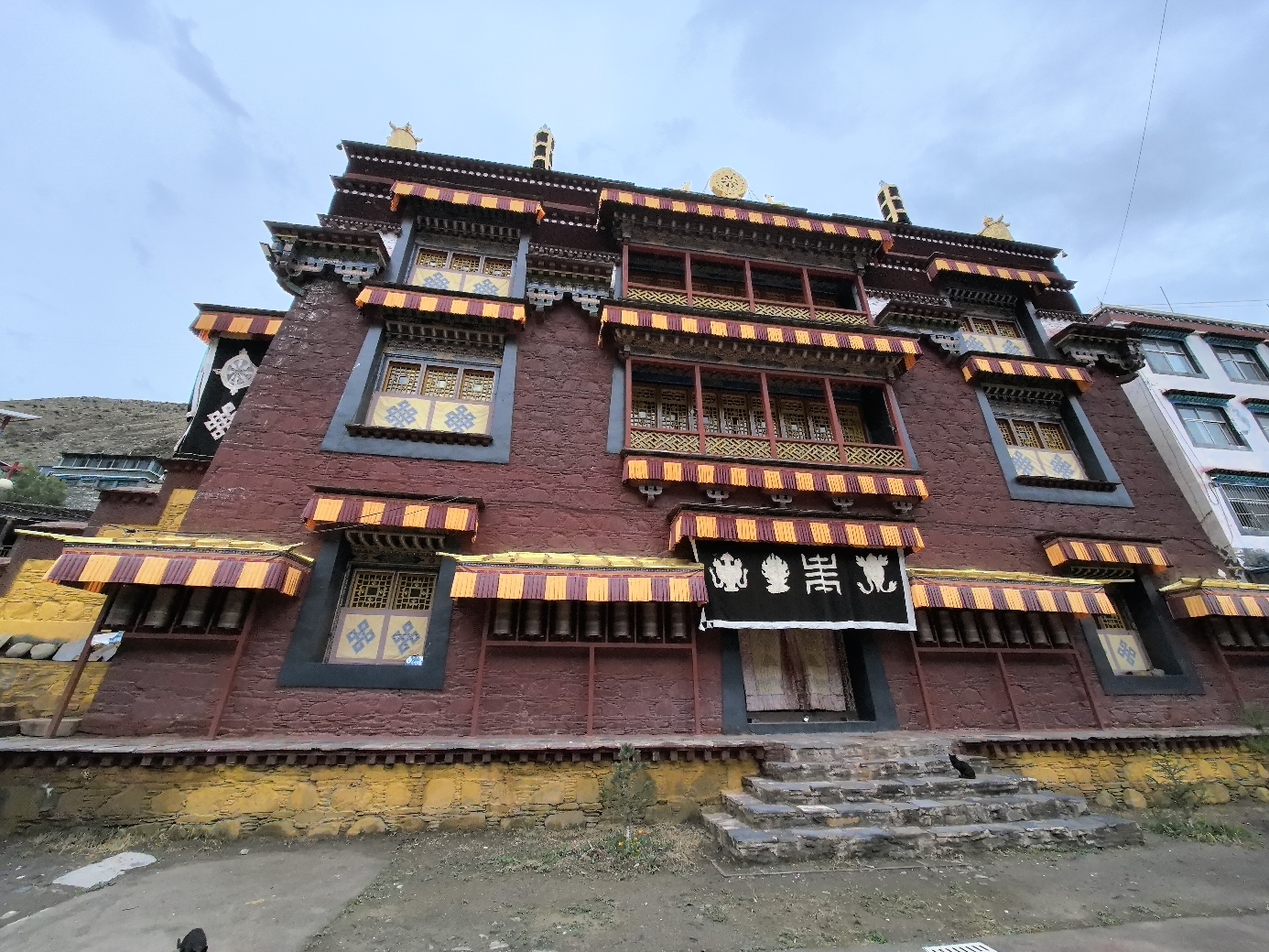 桑阿曲林寺实景照片