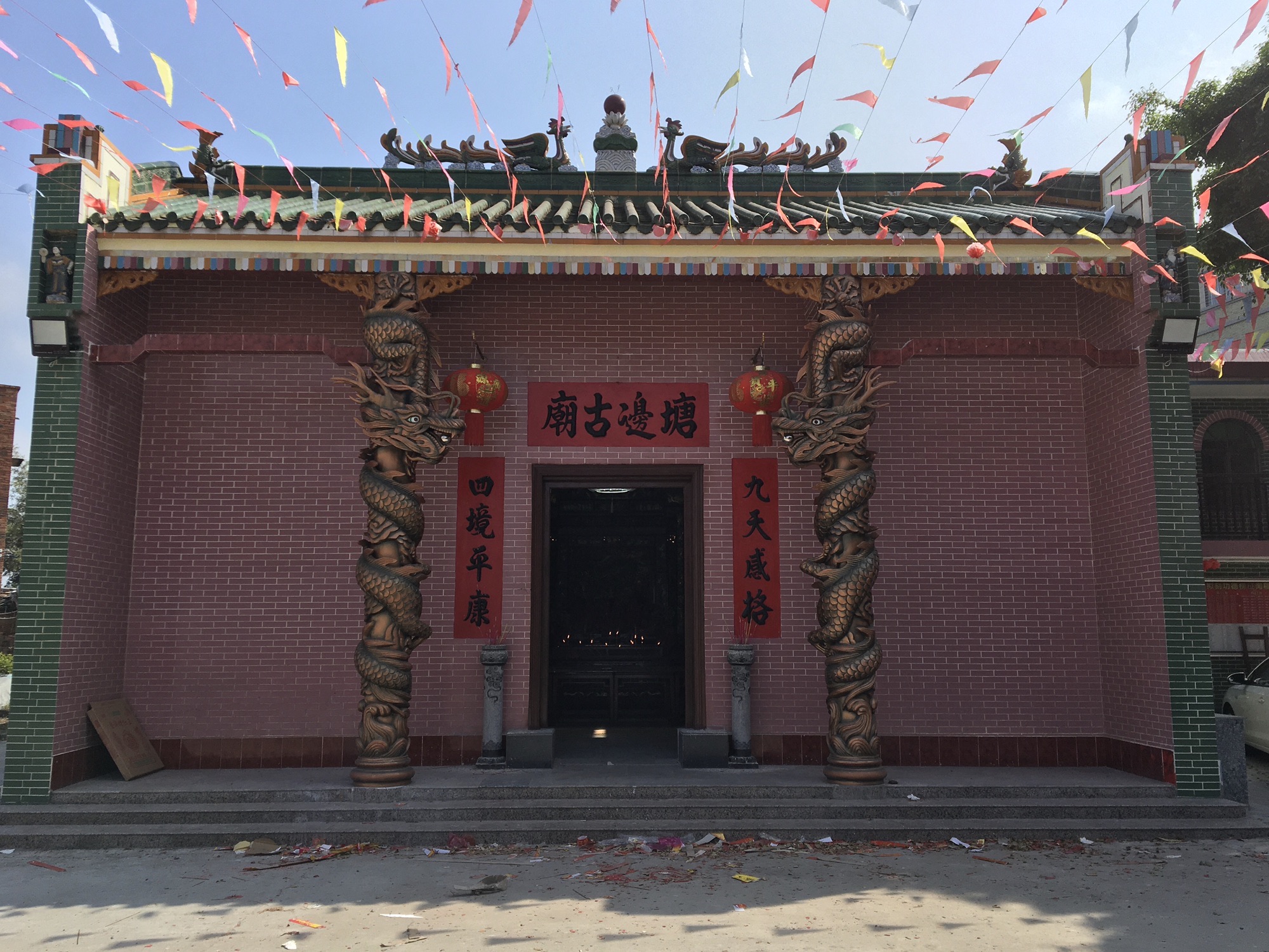 塘边古庙实景照片