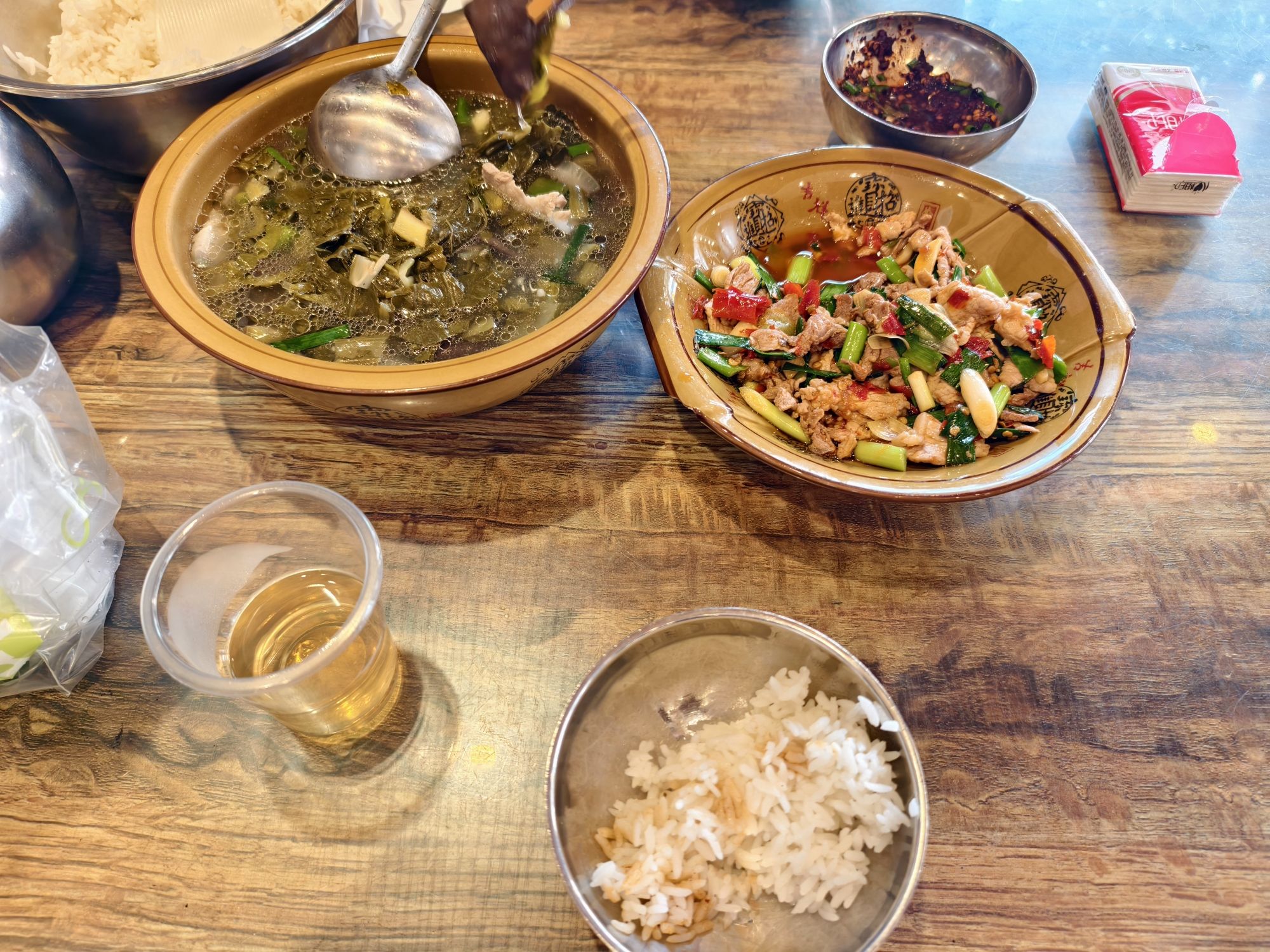 川心小区杀猪饭
