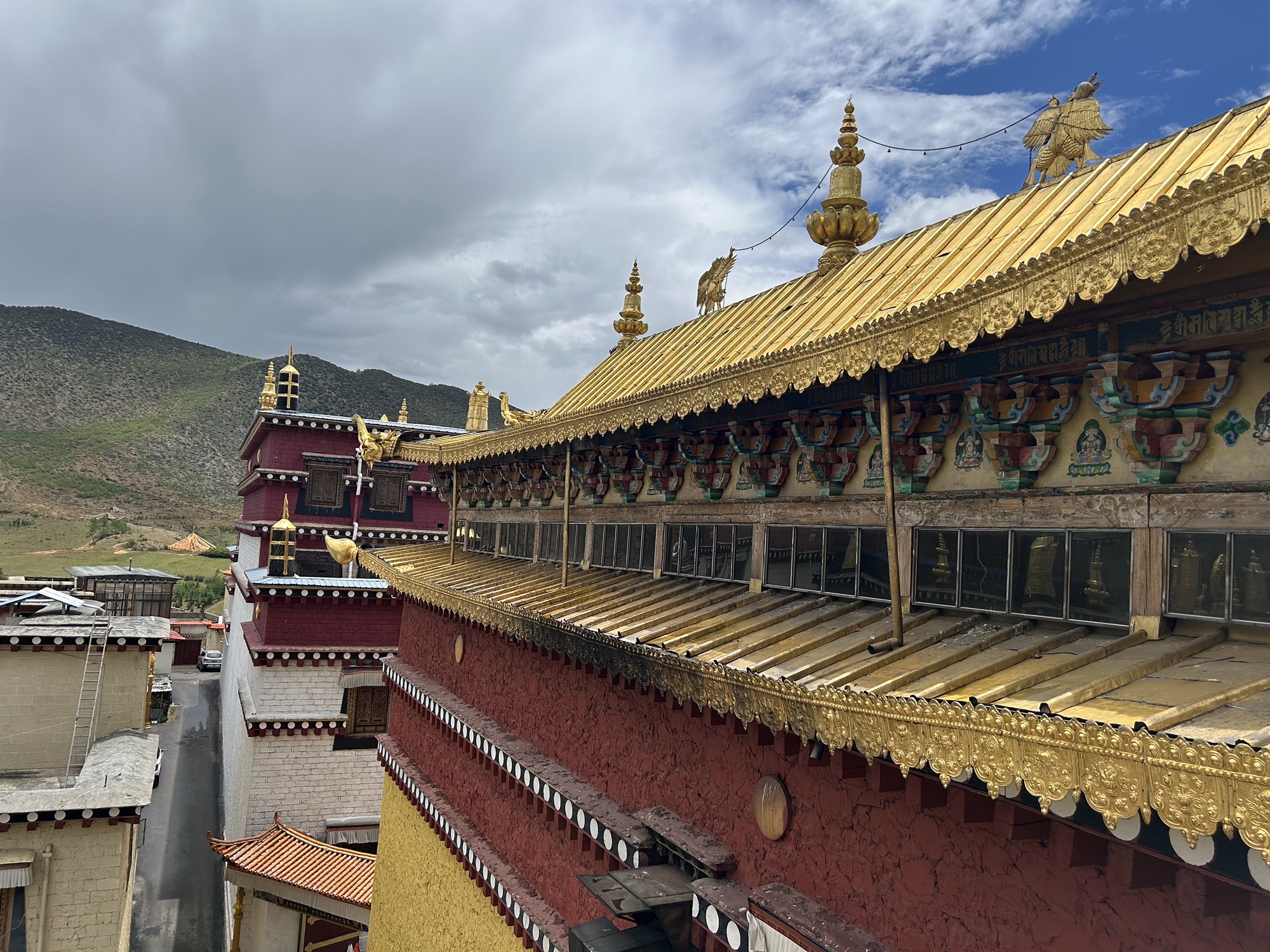 噶丹松赞林寺-扎仓大殿实景照片