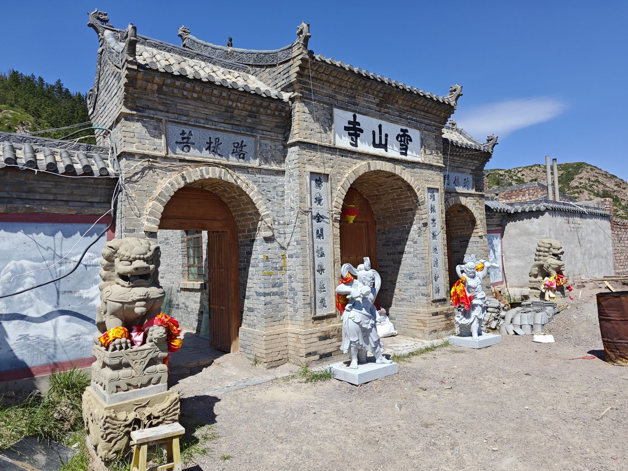 雪山寺实景照片