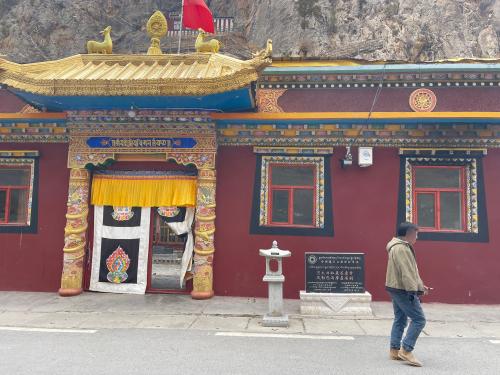 贝大日如来石窟寺实景照片