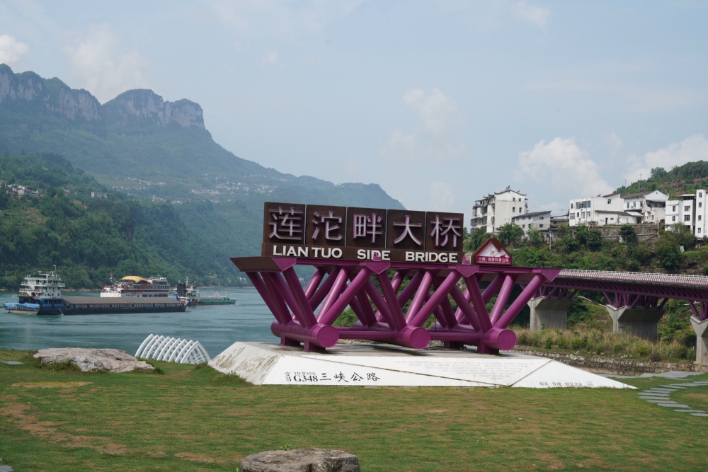 莲沱畔大桥景点图片