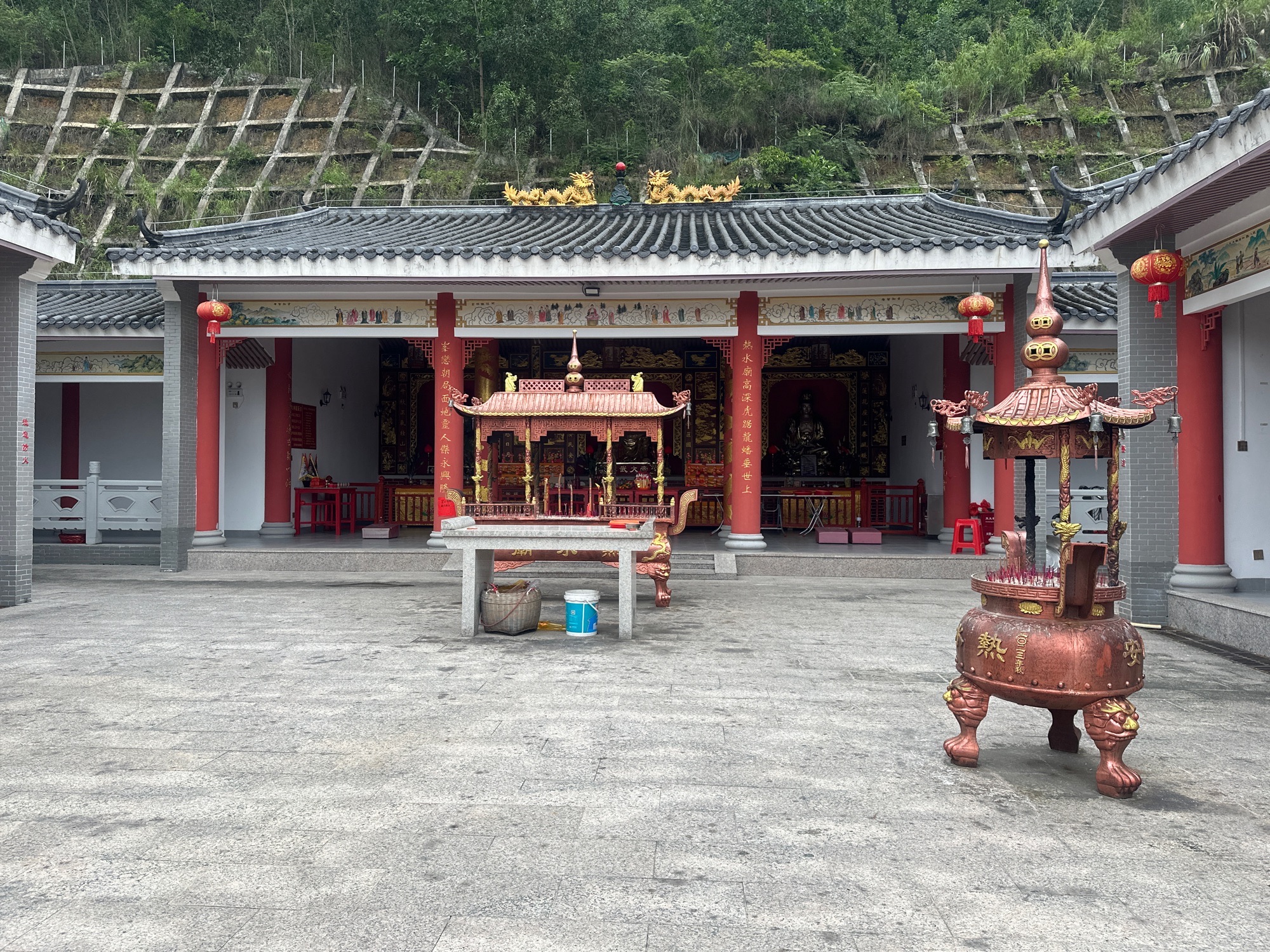 汤泉热水庙实景照片