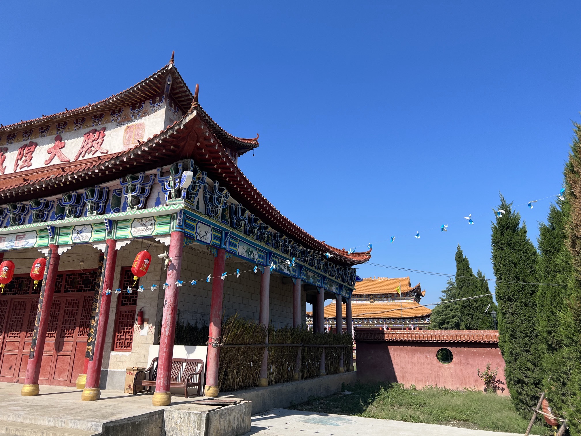 西湖金殿实景照片