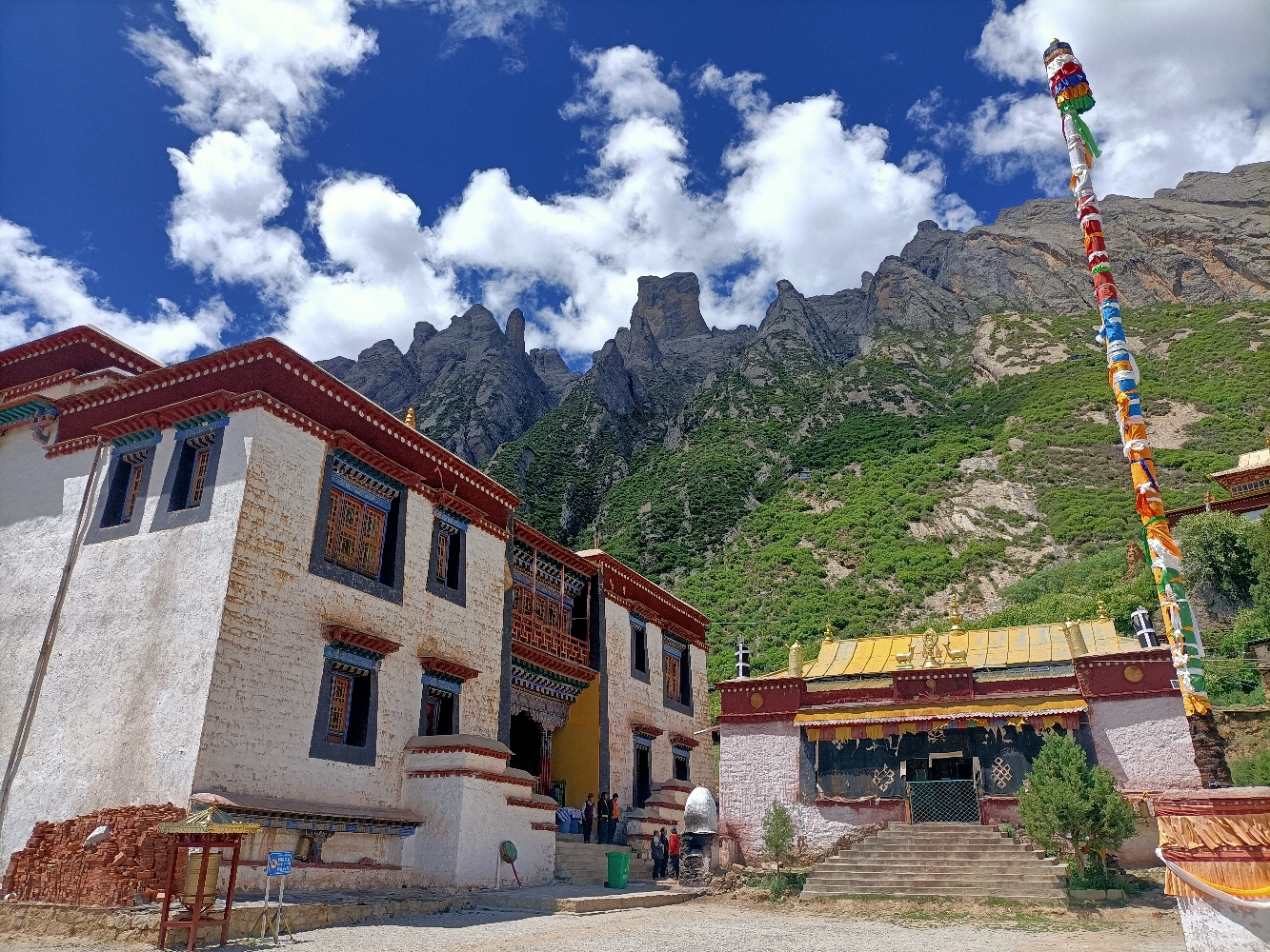 达拉岗布寺实景照片