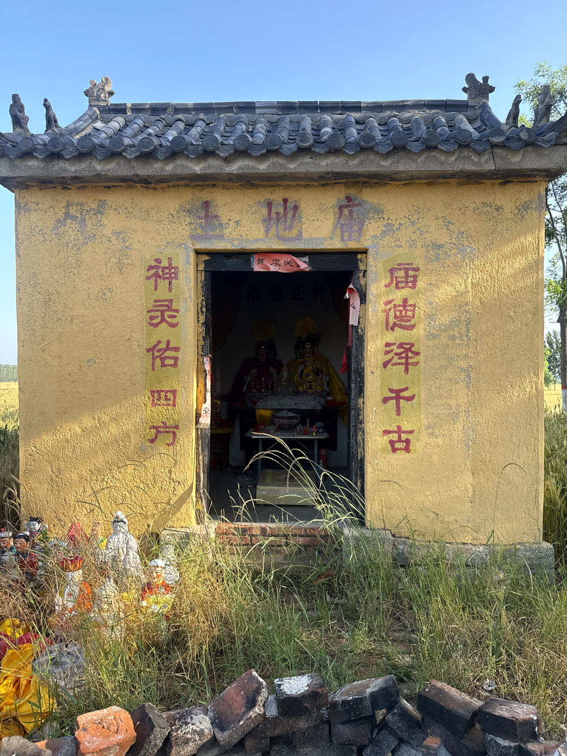 邹城市郭里镇凤凰山村土地庙实景照片
