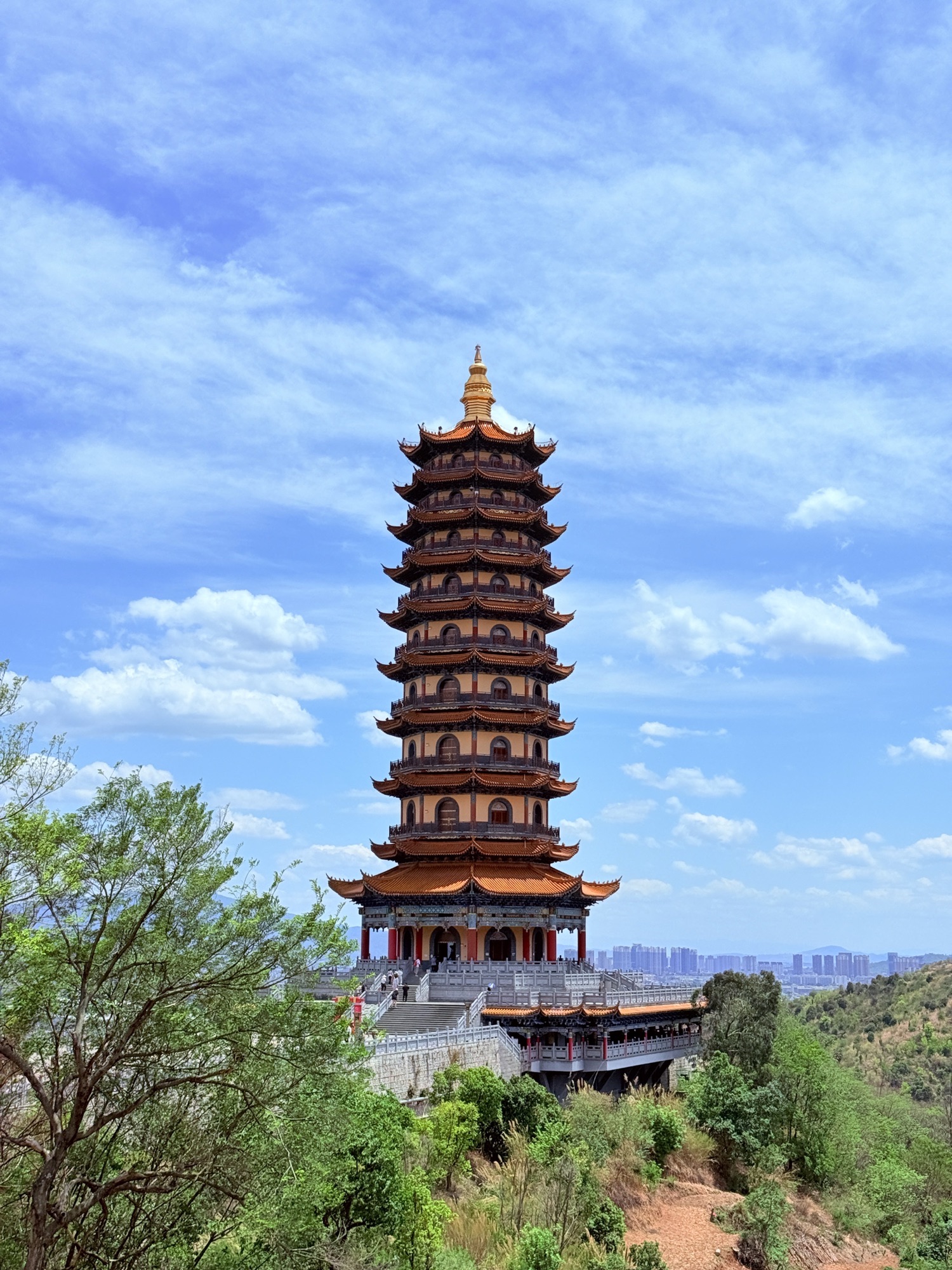 云南弥勒大佛-弥勒寺龙华宝塔实景照片