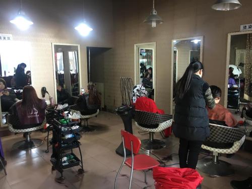 瑞荣打造发型(学府苑店)内部环境