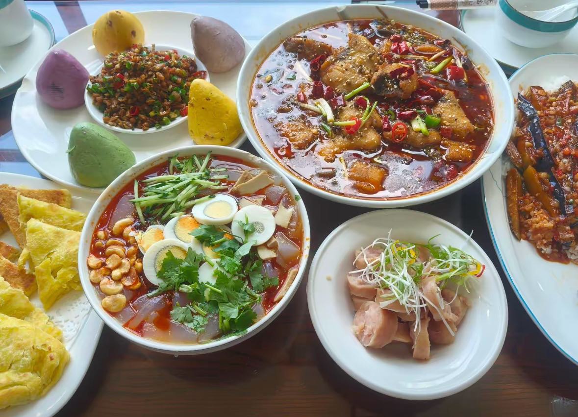 李明特色美食坊(军苑小区店)