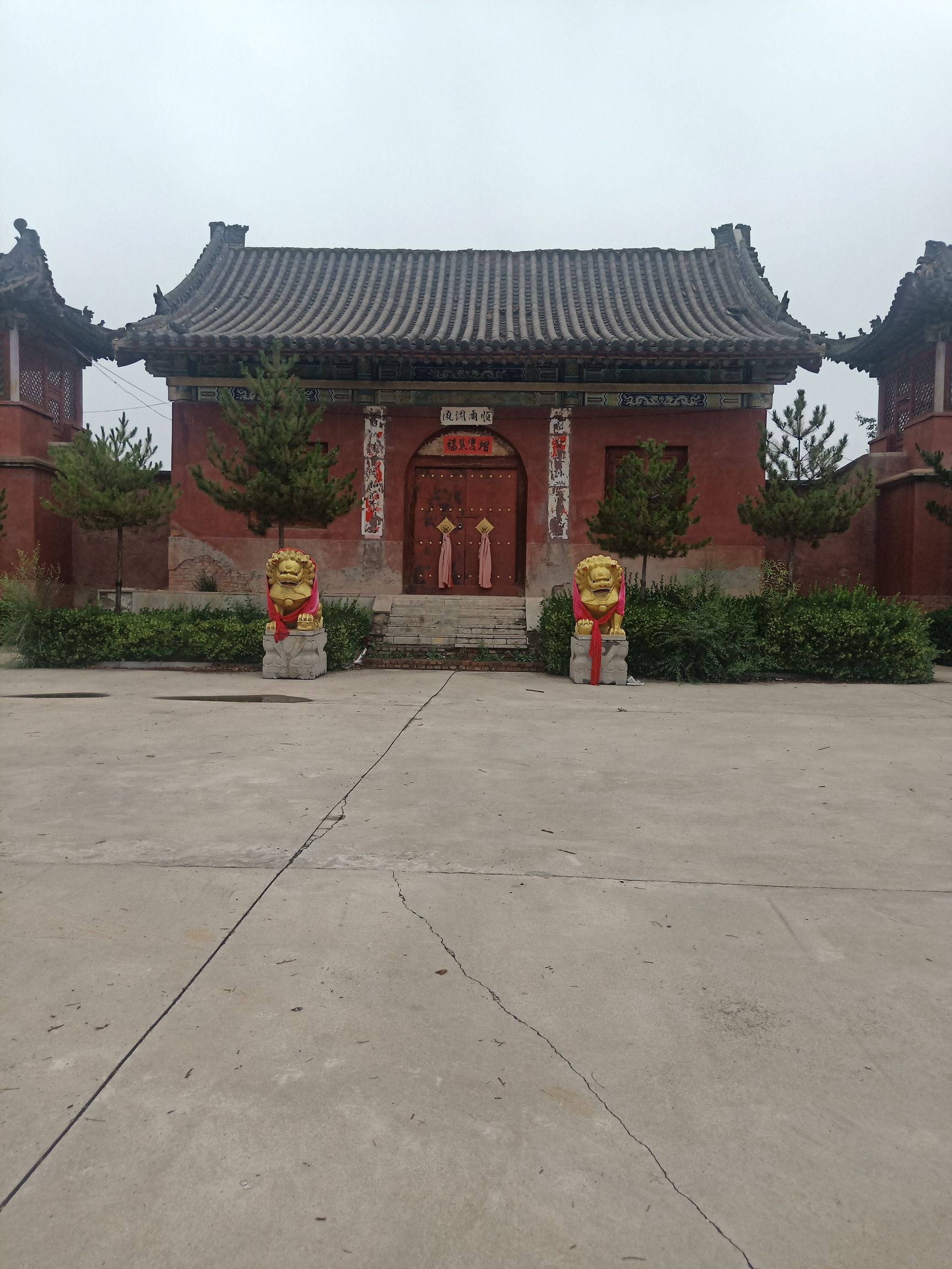 慈氏山庙实景照片