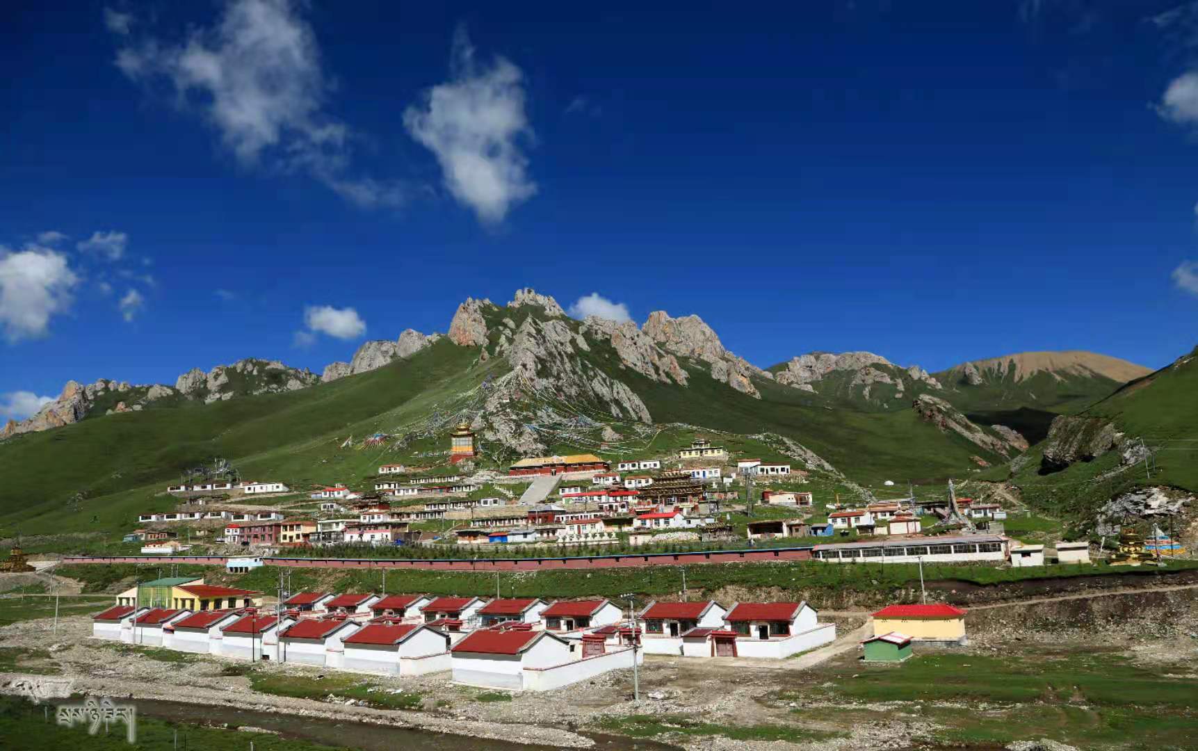 噶智格寺实景照片