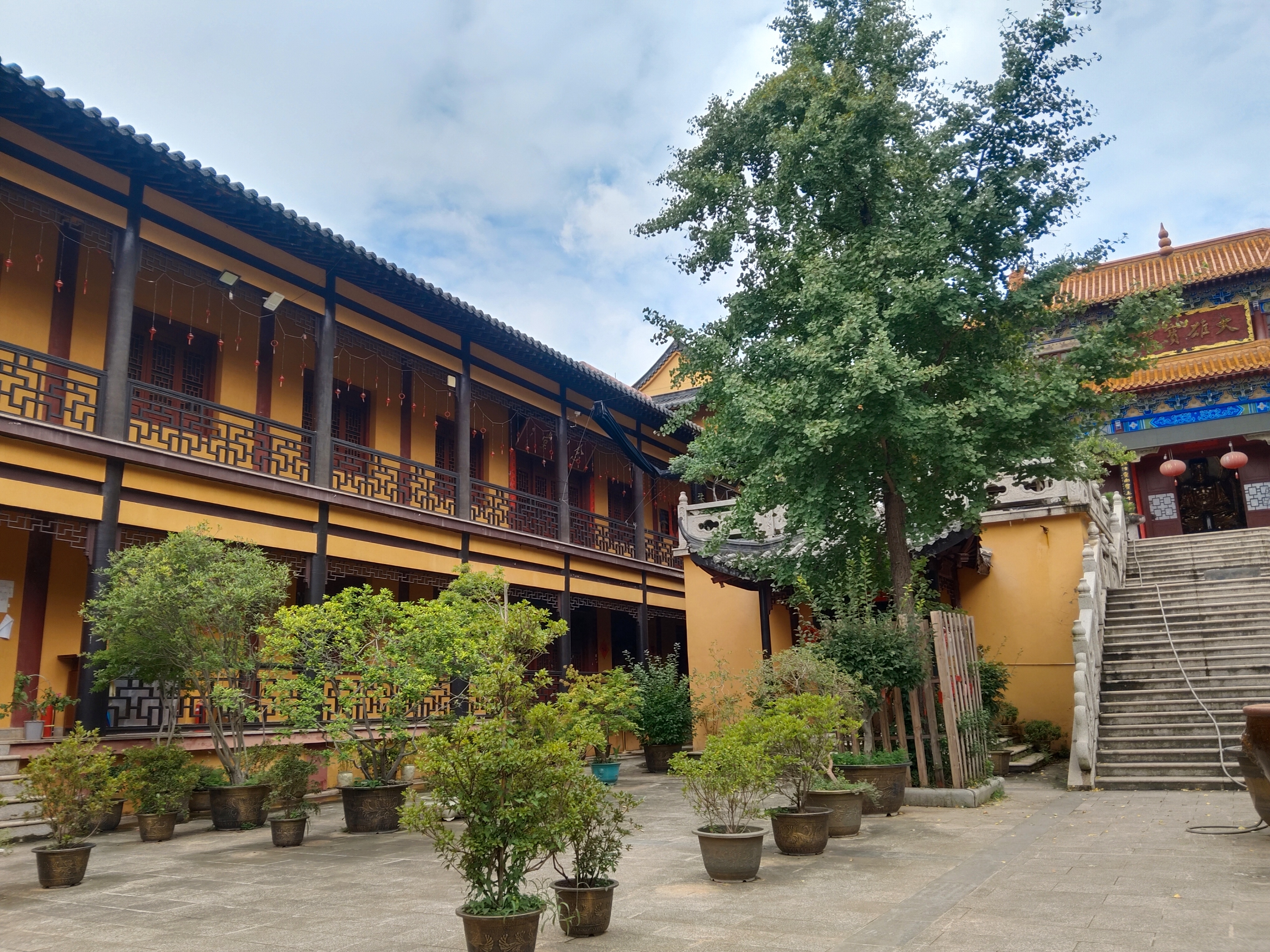 卧龙山老庵寺实景照片