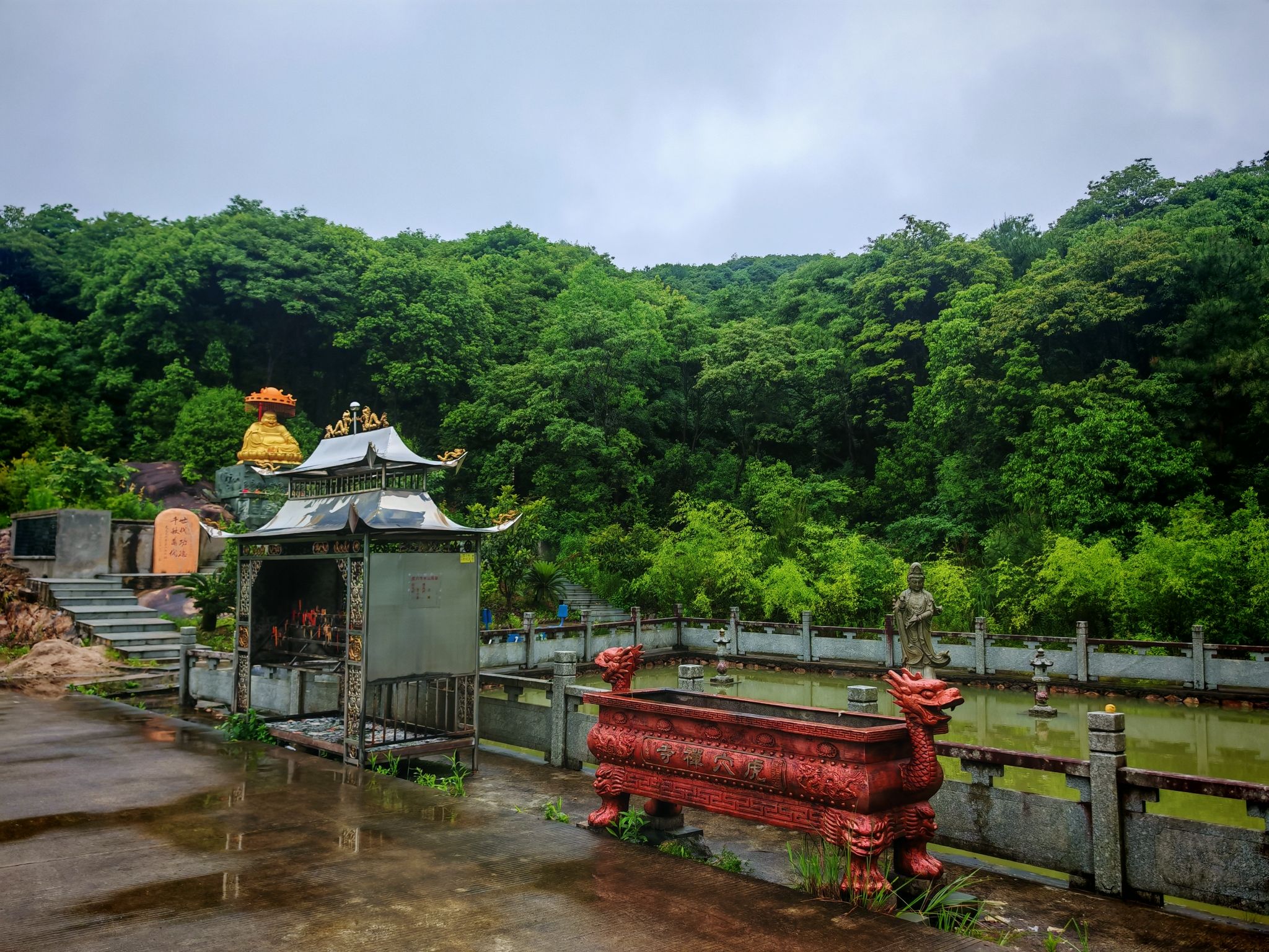 虎洞山虎穴寺实景照片
