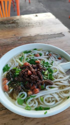 一家人抱罗粉店