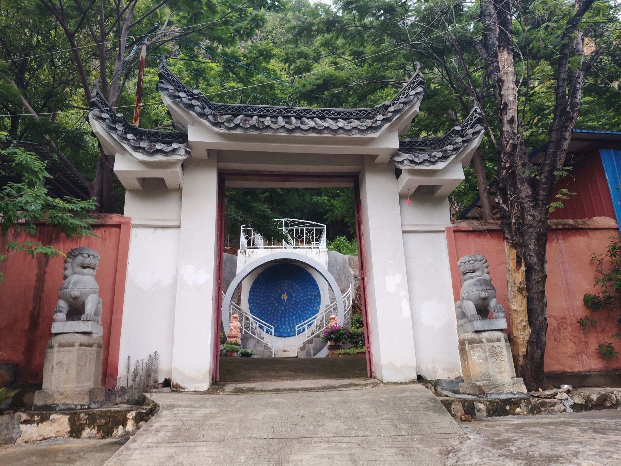 华坪县荣将镇狮子山弥勒寺实景照片
