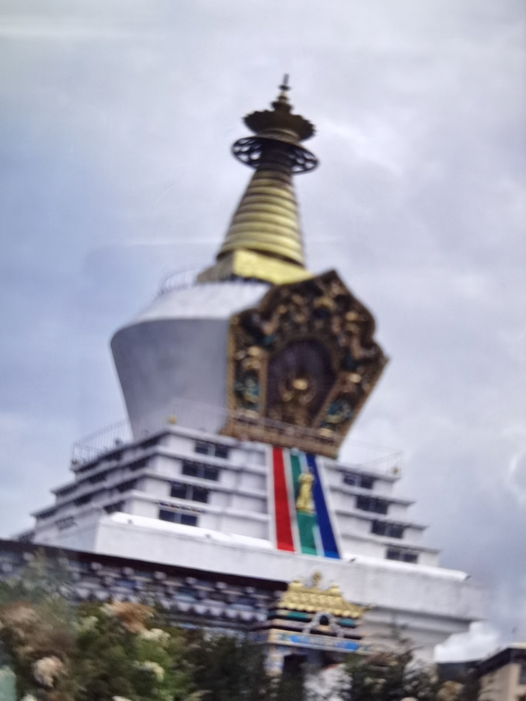 青海省玉树藏族自治州囊谦县香达镇班达村达宁嘉康白塔寺实景照片