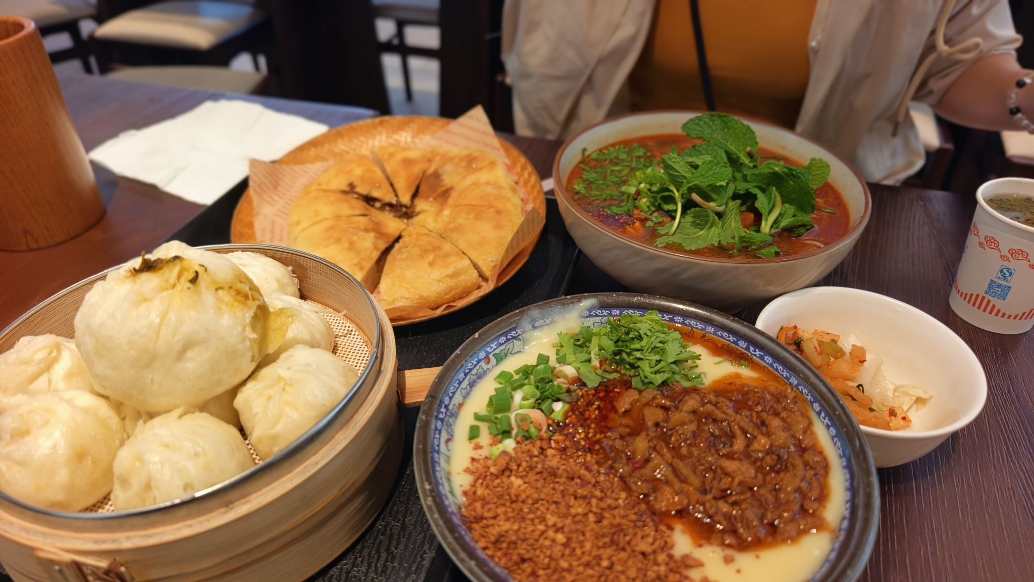 老记森林破酥包子小吃店