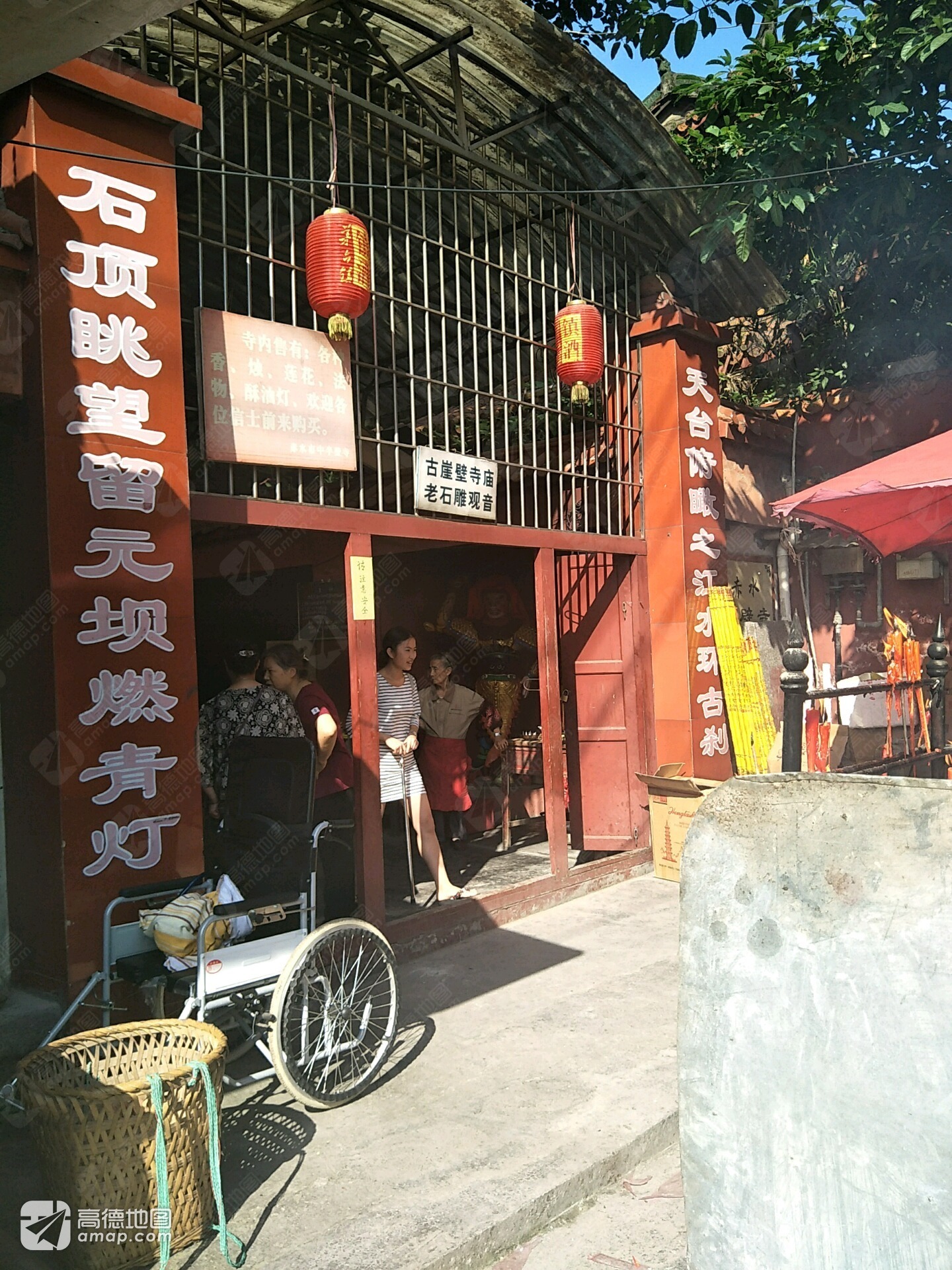 古崖壁寺庙老石雕观音实景照片