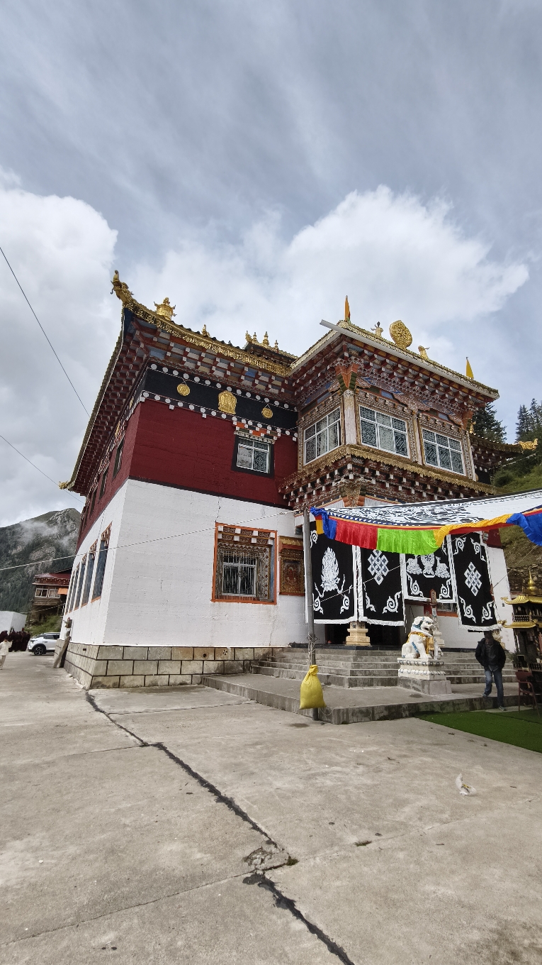 巴钦寺实景照片
