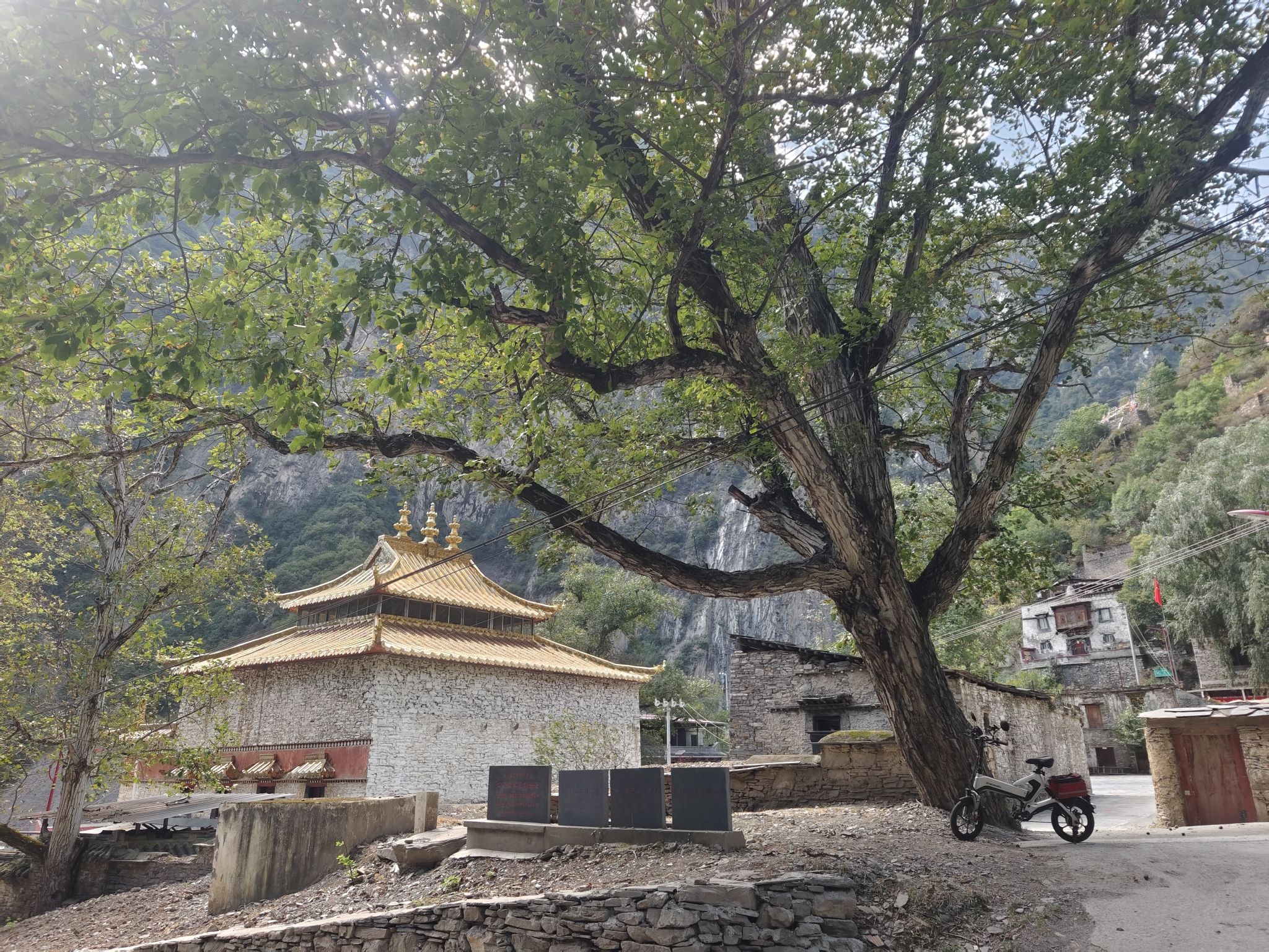 理县孟屯河谷弥勒寺实景照片