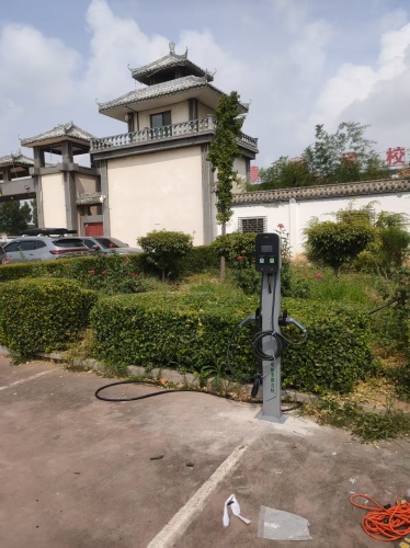 卫莱电汽车充电站(公牛充电桩李春林谦德学校站)