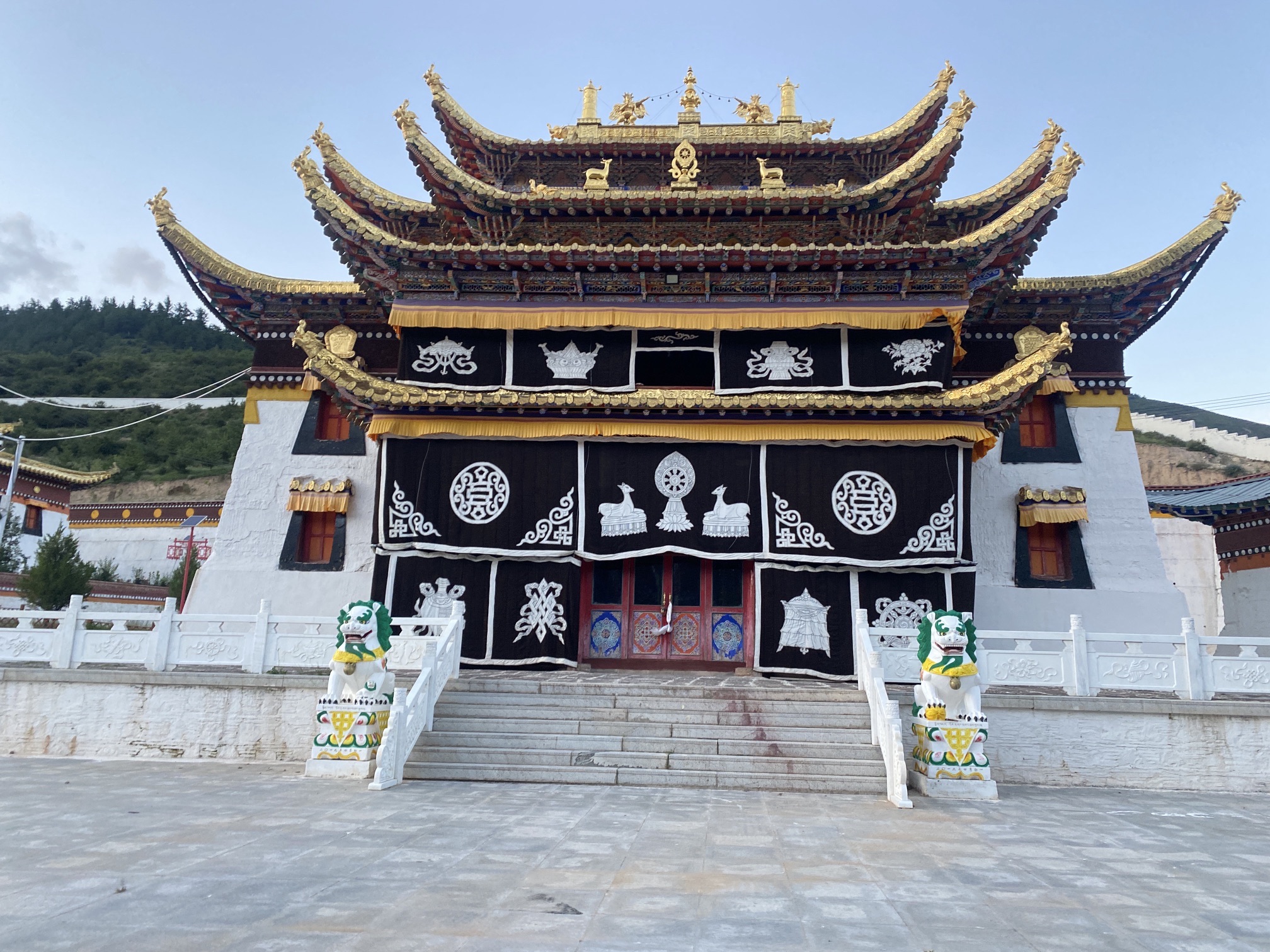 电尕寺院实景照片