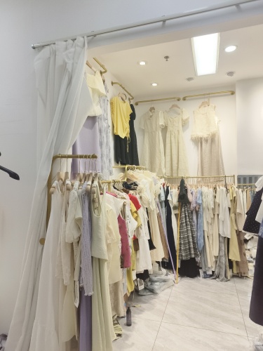 东方八所西姐家服装摊