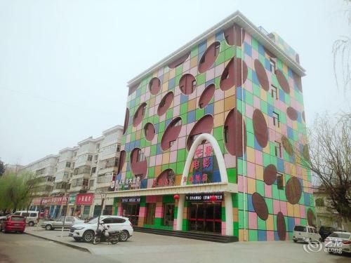 OYO芒果电影主题酒店(市府西街店)门店外观