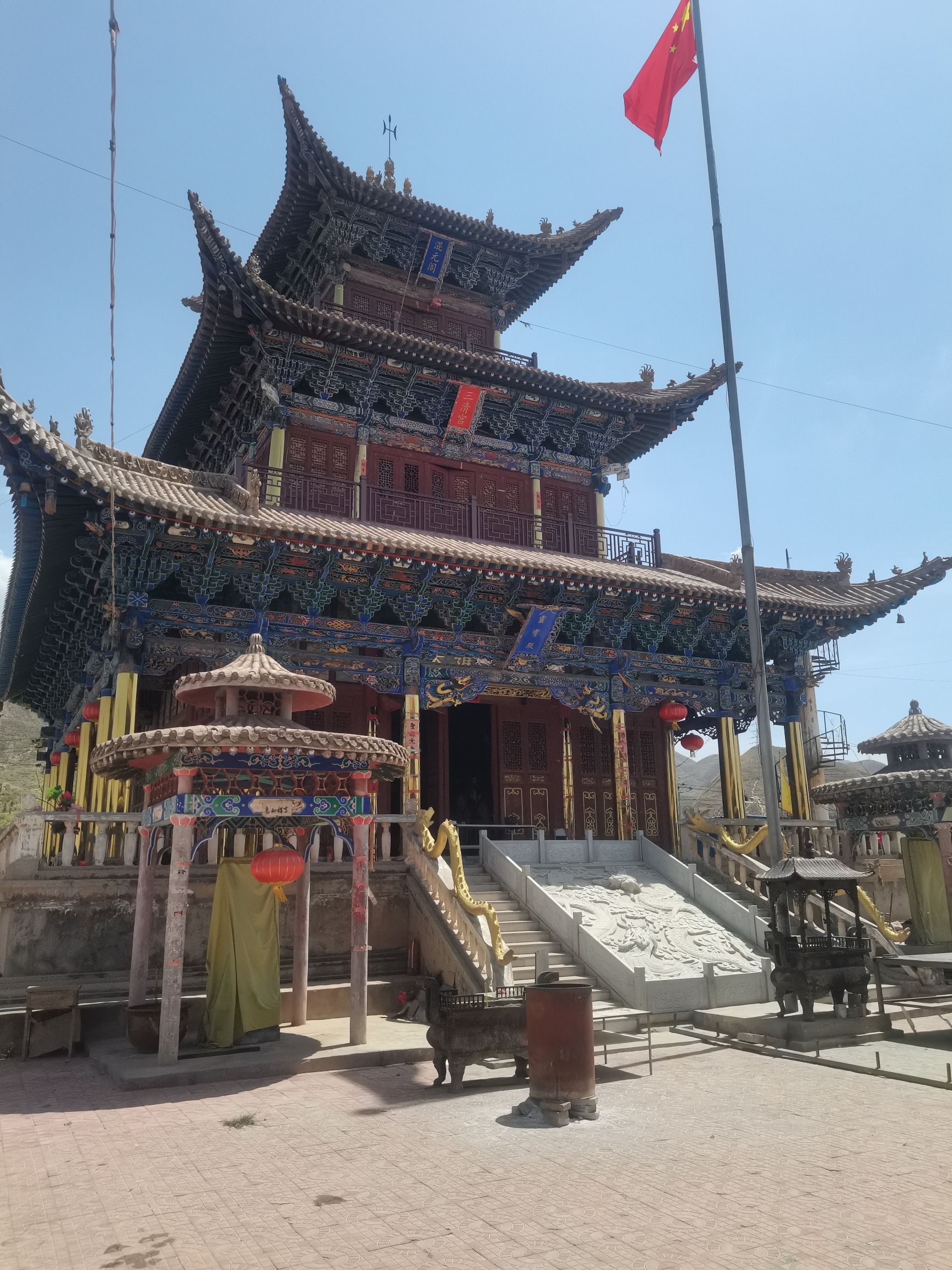 永靖县三河口罗汉山灵霄殿实景照片