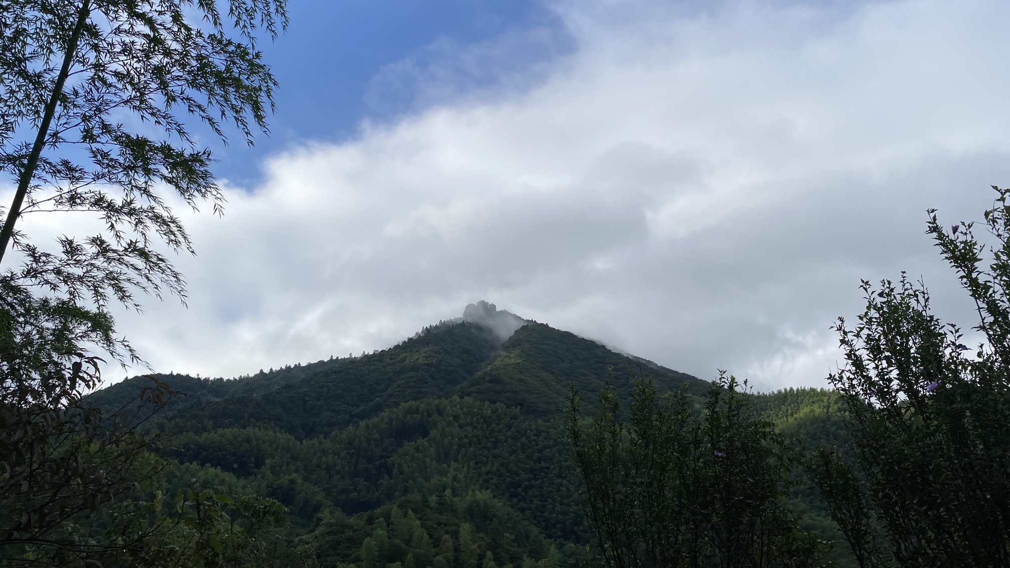 七姊石寺院实景照片