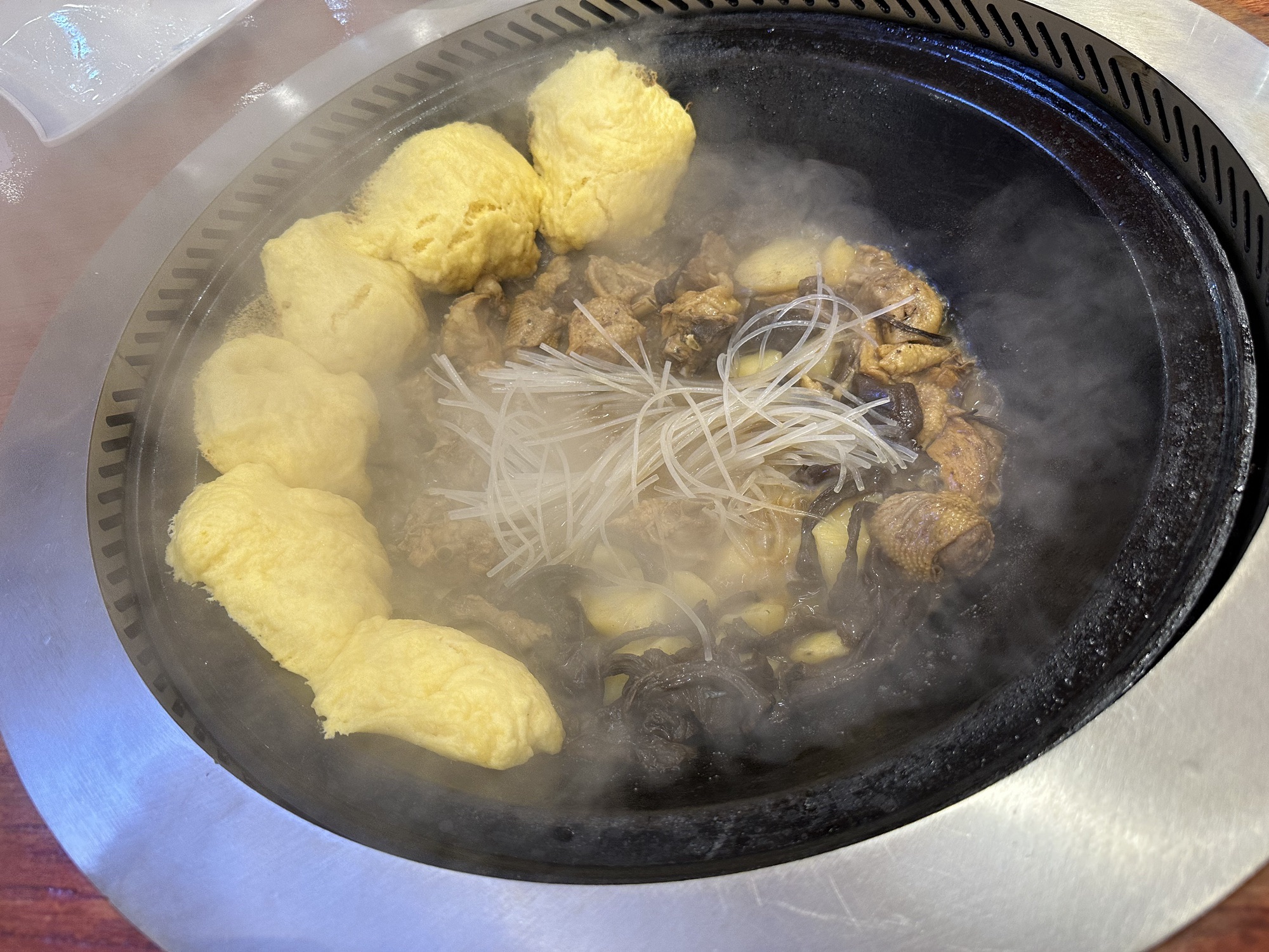 林区柴火灶铁锅炖
