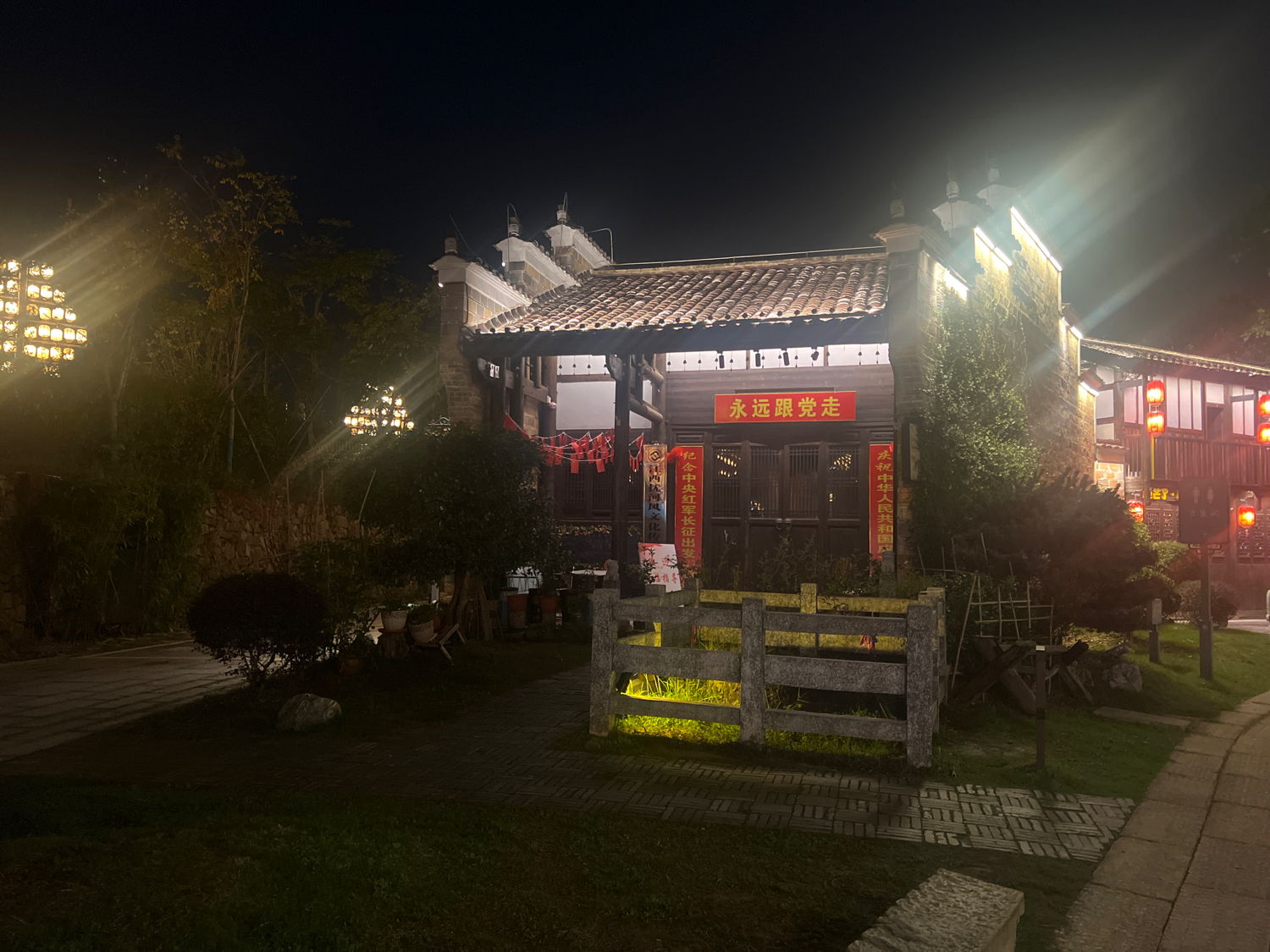 白塔古庙实景照片
