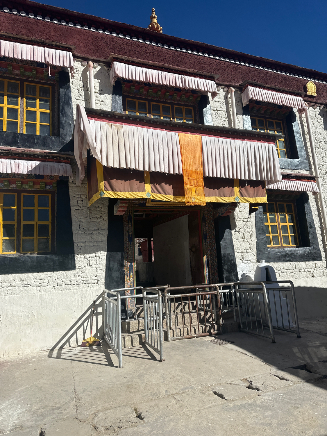 西藏南木林县德庆热布杰寺庙管理委员会实景照片