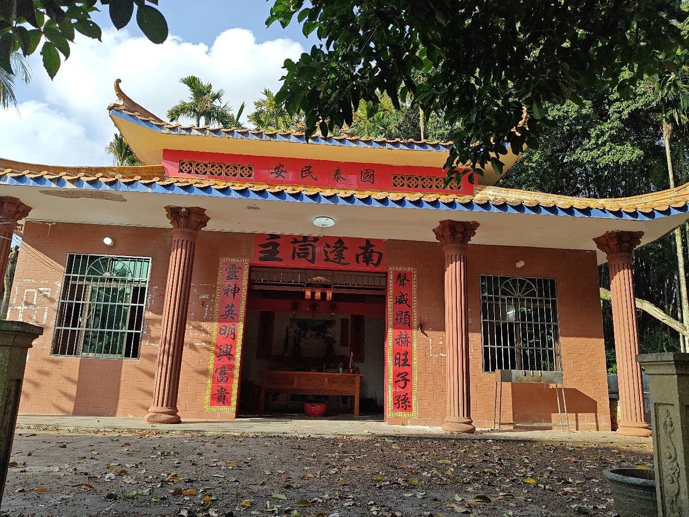 南逢峝主庙实景照片