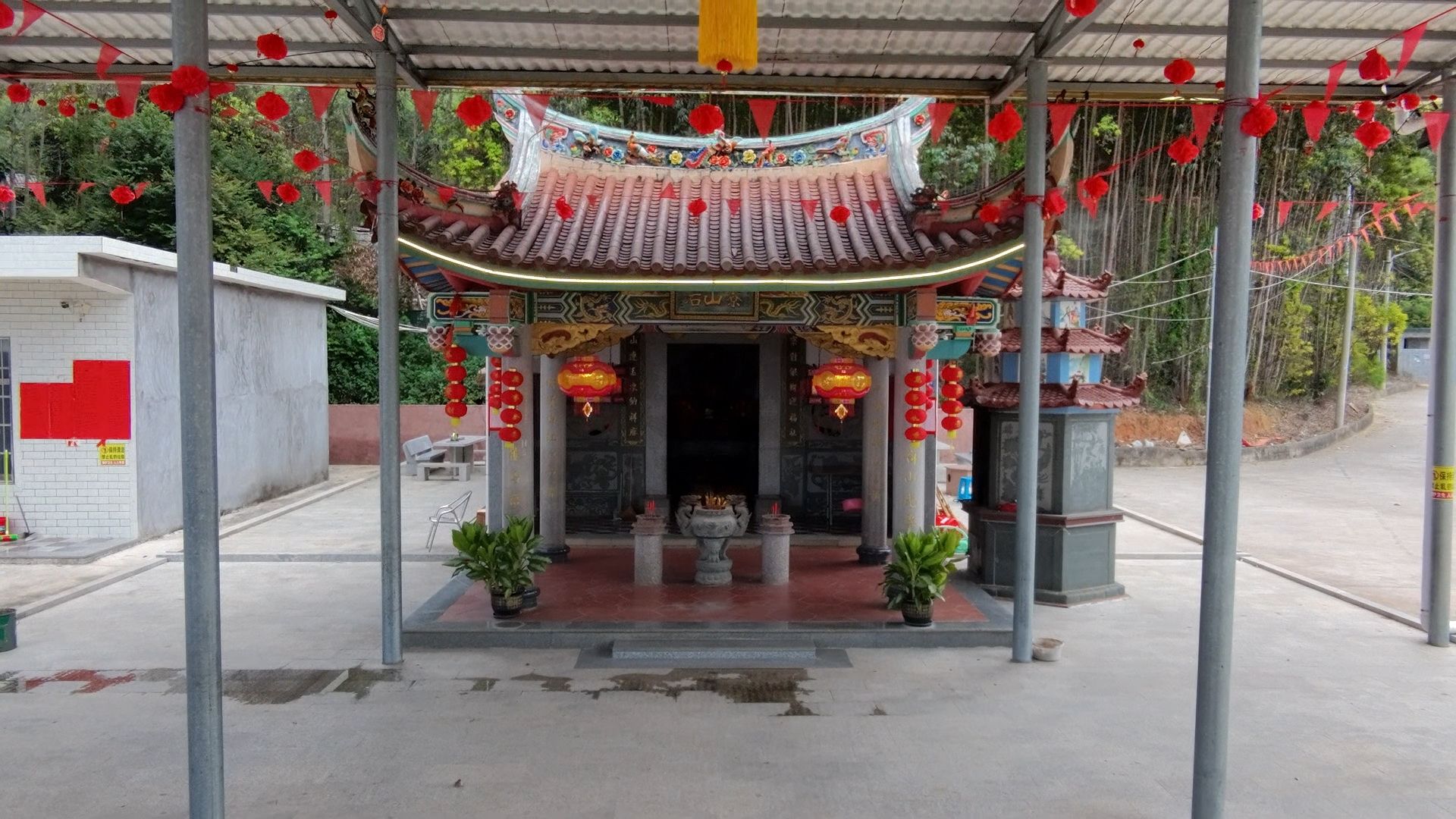 寮山岩有应公实景照片